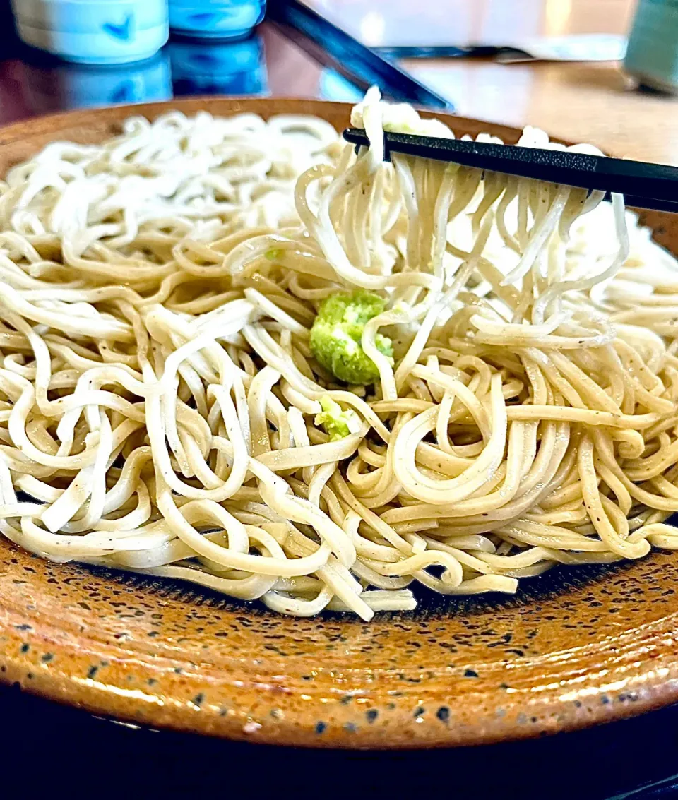 ざる蕎麦︎💕︎  ワサビをつゆに溶くのではなく麺に絡ませる派なんです😊  ツ〰️ﾝとしたワサビもしっかりいただけます(٭°̧̧̧ω°̧̧̧٭)|mamacoさん