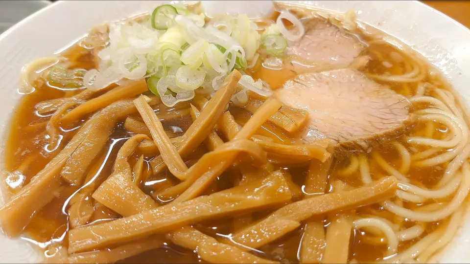 【1956年創業】
中華そば 共楽
竹の子そば (葱多め、1,000円)
＋麺大盛 (50g、50円)
＋生卵 (別椀、50円)
@銀座2分、銀座一丁目、東銀座
(JR有楽町駅から徒歩6分)
24185 (198,977)|大脇さん