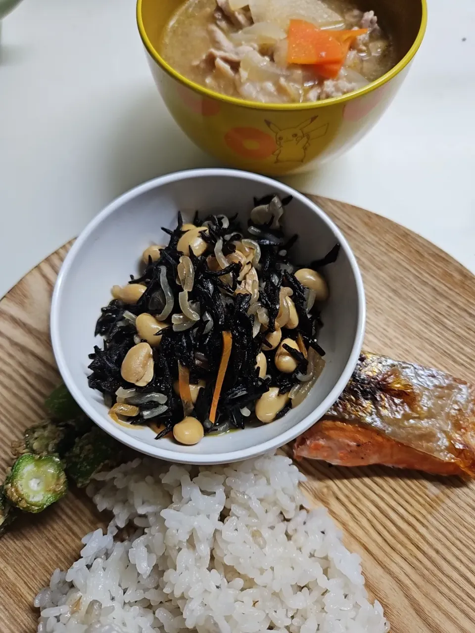 ☆夕飯☆食材使いきり週間最終日。ひじきは買いましたが、、、ひじき煮物、鮭、オクラゴマ和え、もち麦入りごはん、豚汁|ｼｮｺﾗさん