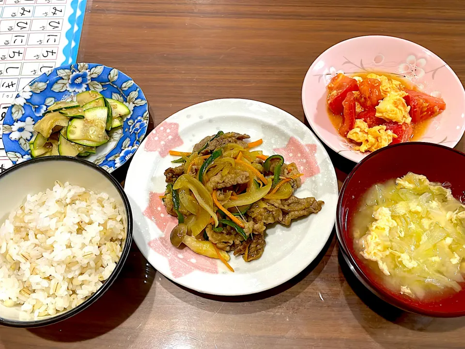 牛ロースと野菜のカレー炒め　キャベツと卵の味噌汁　トマトと卵の中華炒め　ズッキーニの胡麻ナムル|おさむん17さん