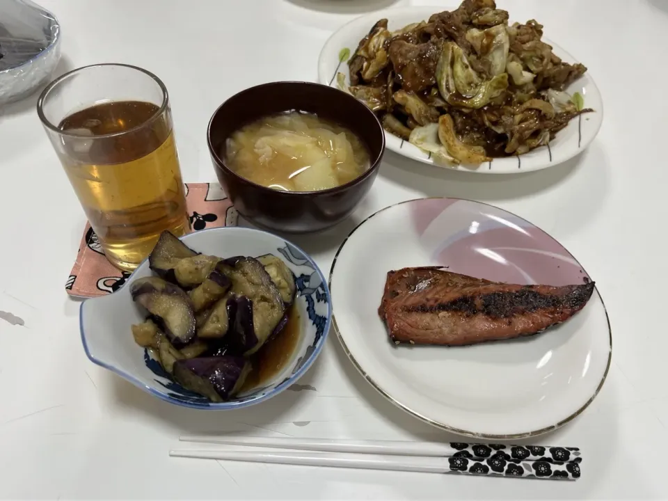 晩御飯☆豚とキャベツのにんにくみそ炒め☆サバみりん☆揚げなすのぽん酢和え☆みそ汁（じゃが芋・玉葱・キャベツ）|Saharaさん