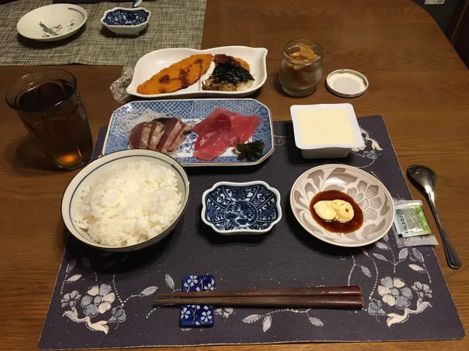 ご飯、鰹のたたき、鮪の切り落とし、白身魚のフライ、コロッケ、なめらか絹豆腐、たまり漬け風沢庵、麦茶(夕飯)|enarinさん