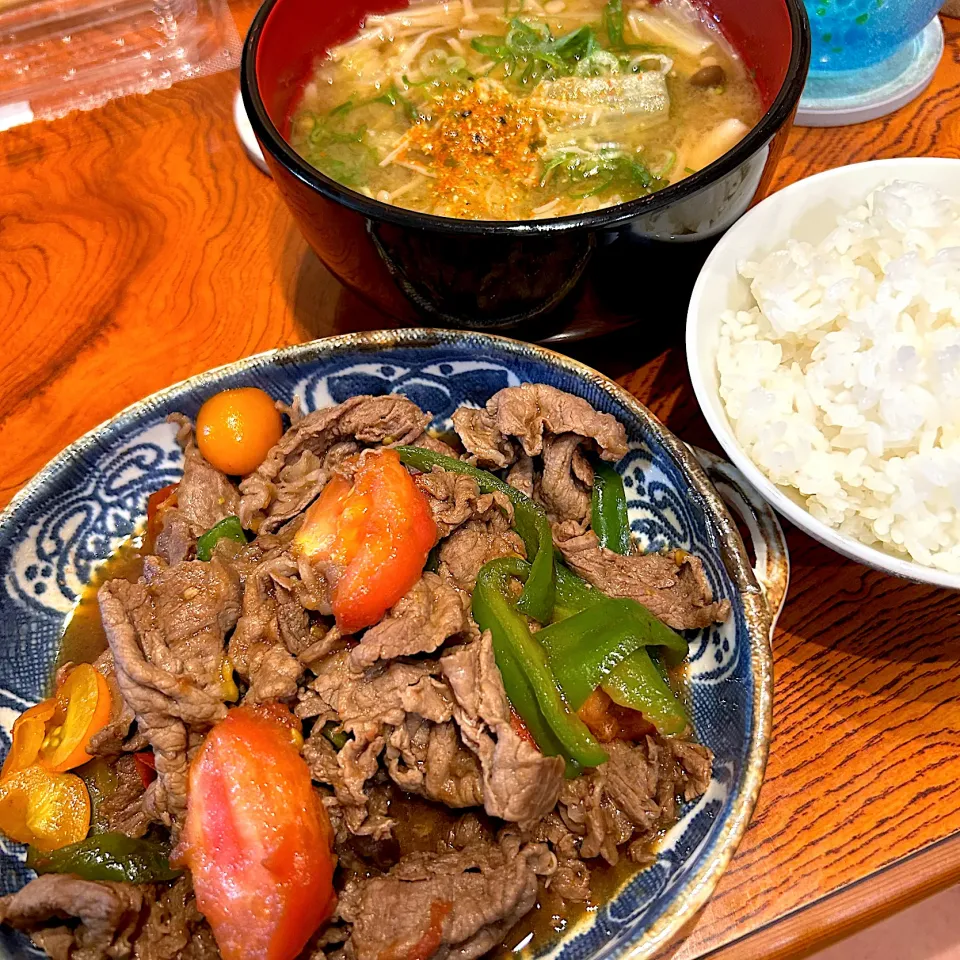 牛肉とトマトときゅうりの炒め物😋|すかラインさん