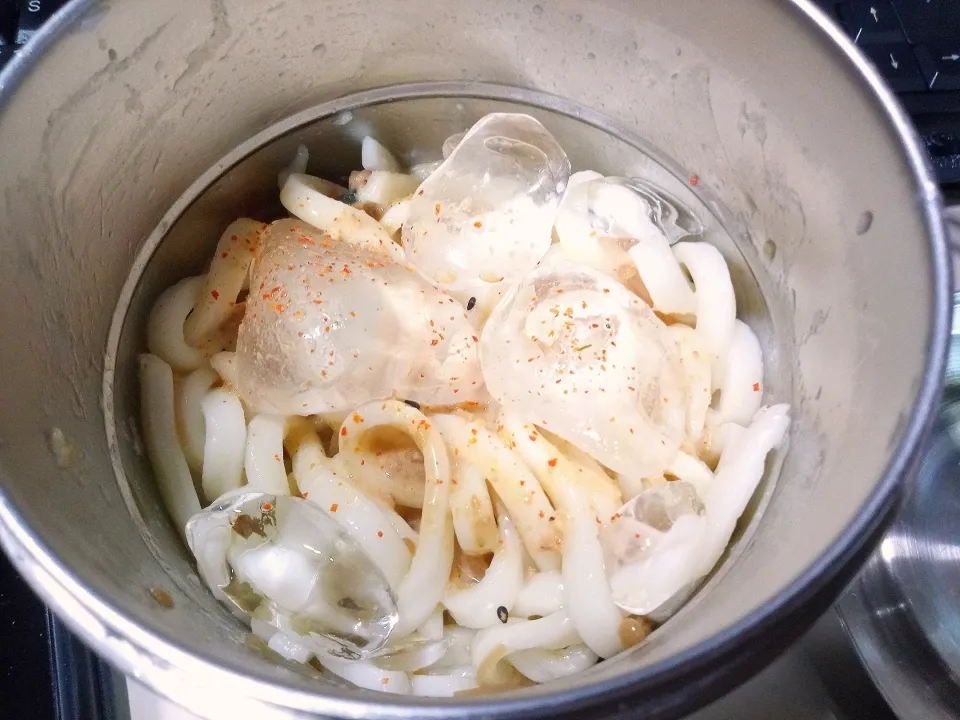 なめ茸と肉そぼろ入り胡麻ダレ冷やしうどん|darkbaronさん