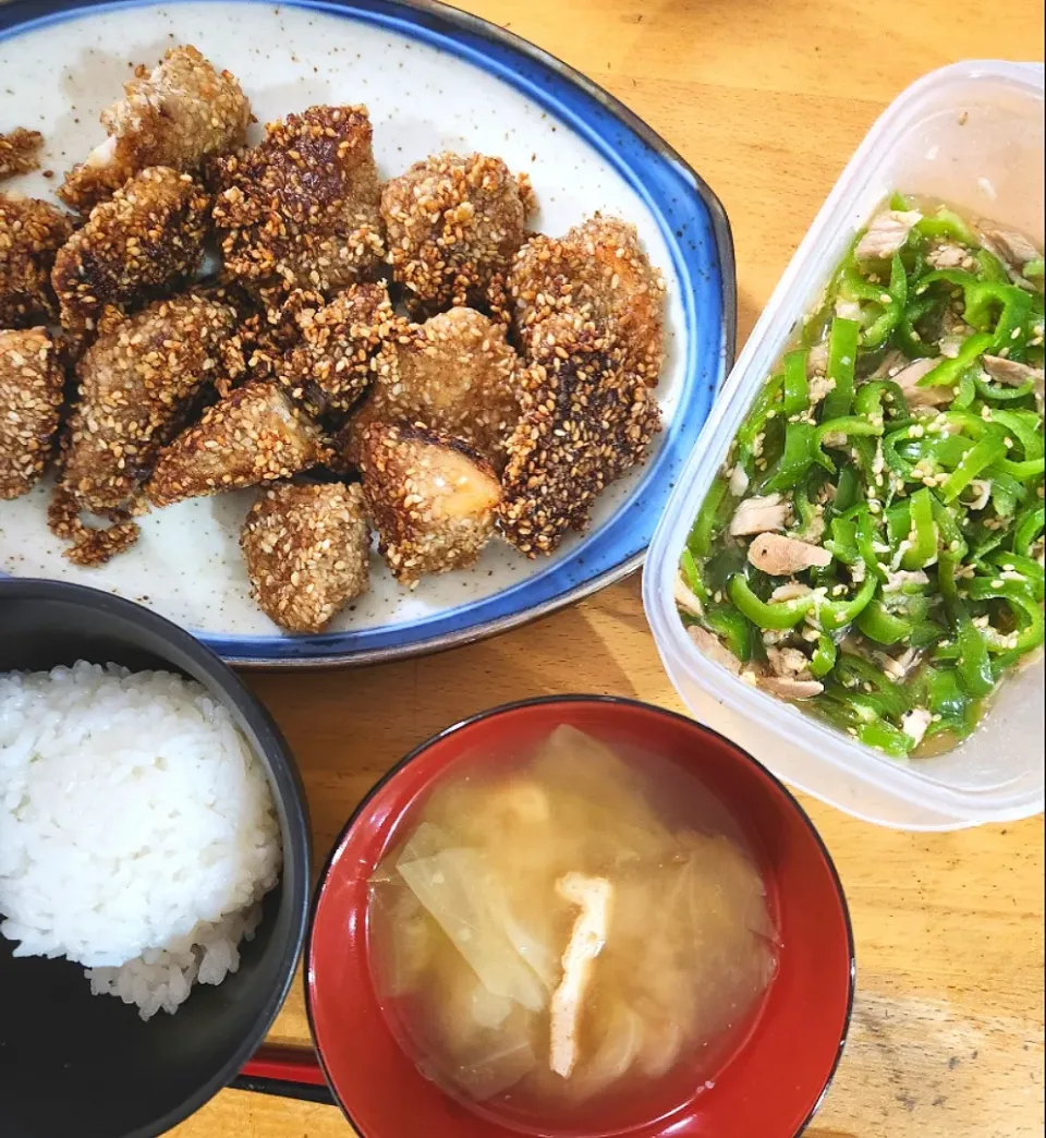 Snapdishの料理写真:めかじきごま醤油揚げ、無限ピーマン、キャベツと油揚げの味噌汁|さきさん