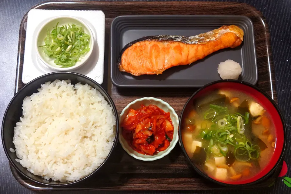 今日の朝ごはん（ごはんは宮城県産だて正夢、焼鮭、納豆、なめこ汁、白菜キムチ）|Mars＠釜飯作り研究中さん