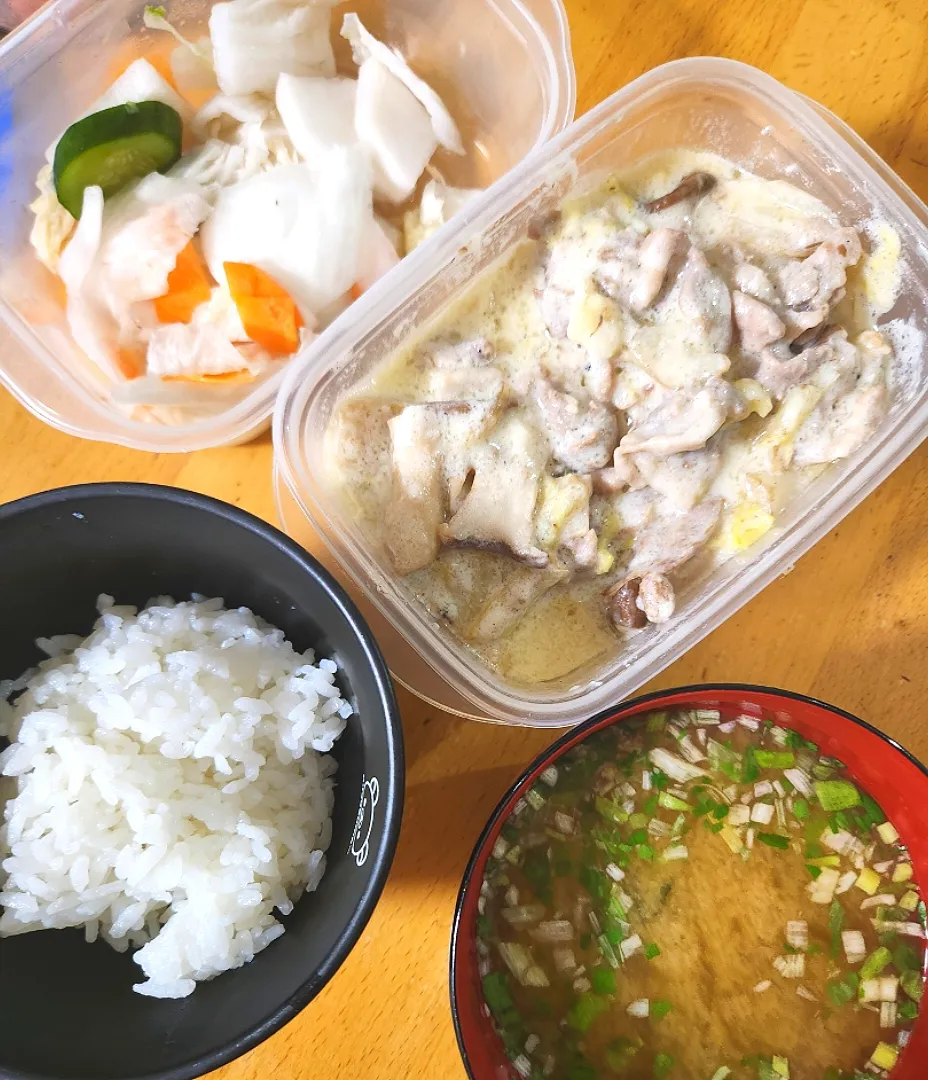 Snapdishの料理写真:白菜と豚肉のクリーム煮、漬物、インスタント味噌汁|さきさん