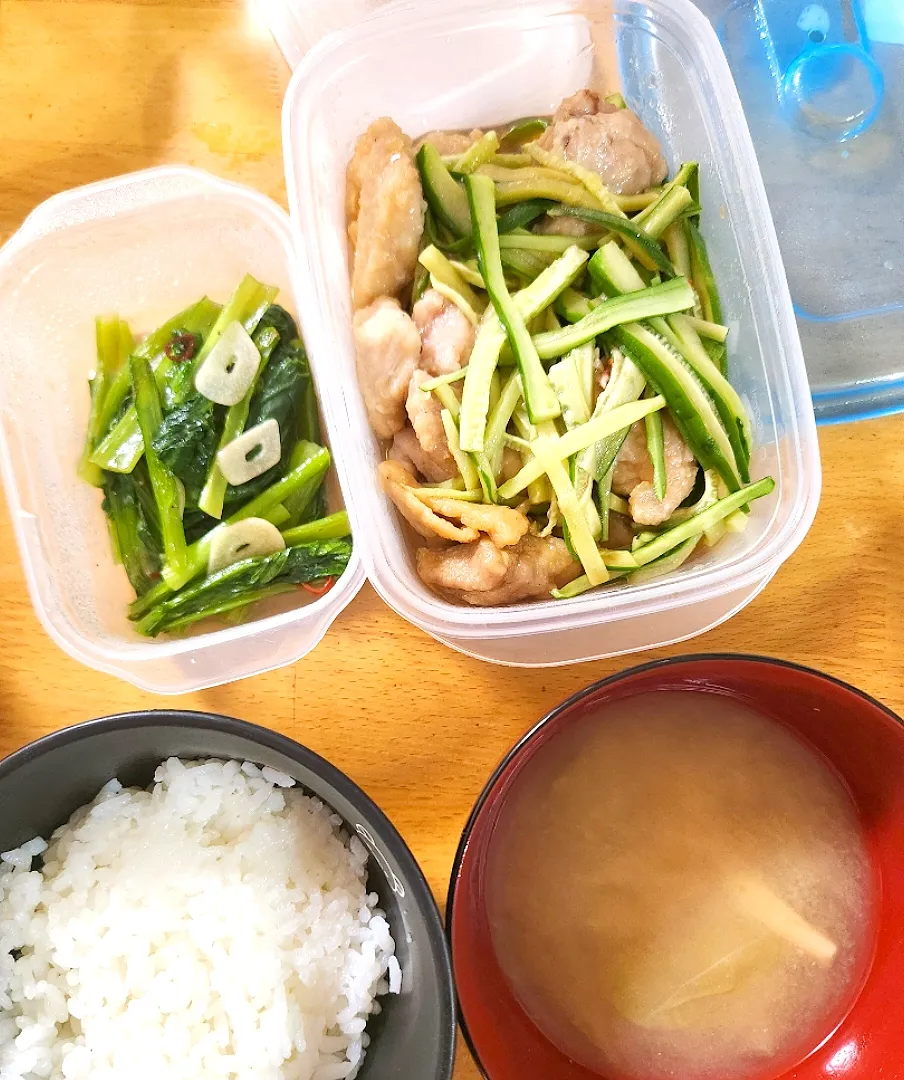 きゅうりの鶏南蛮がけ、青菜のにんにく炒め、キャベツと油揚げの味噌汁|さきさん