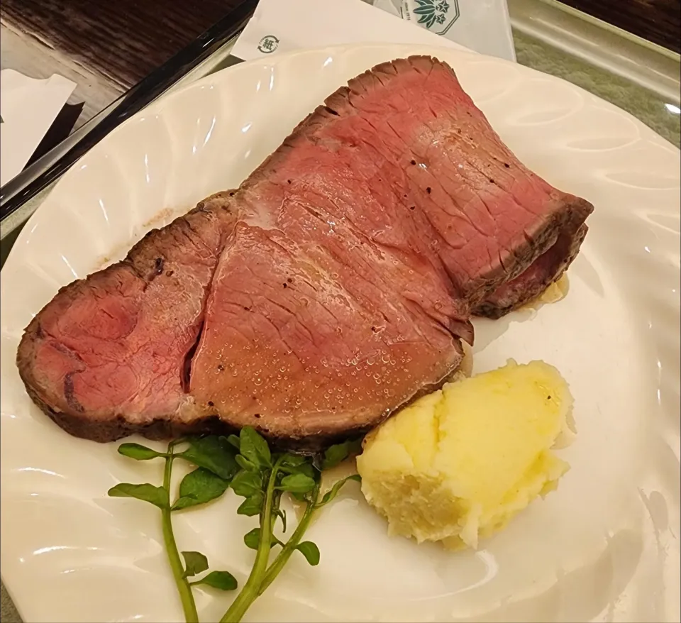 Snapdishの料理写真:ローストビーフ🥩✨|miiiiiさん