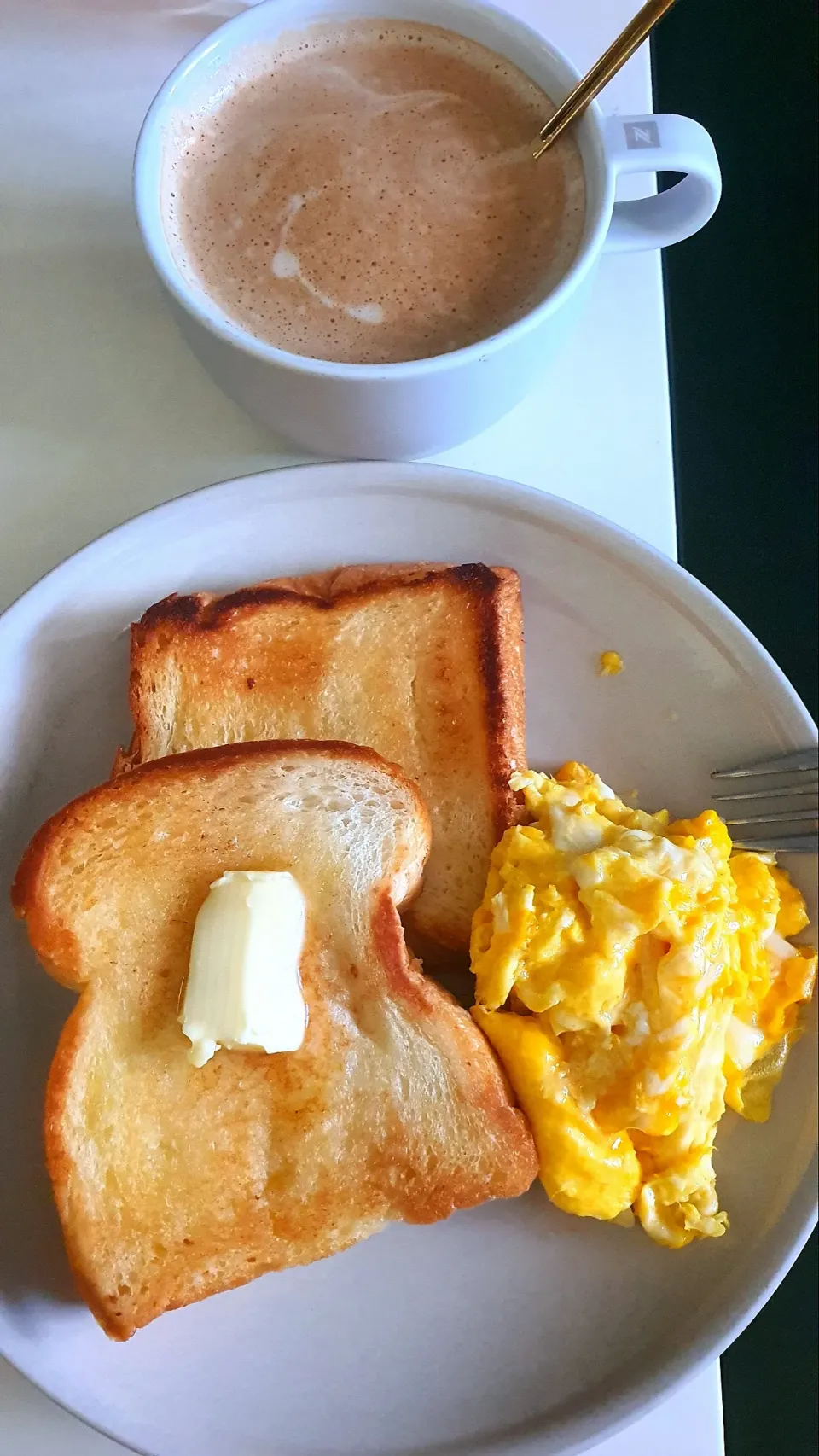 Eggs & toast with café latté 😍🥰😋💁‍♀️🙋‍♀️💕💕
Good morning ☕️|🌷lynnlicious🌷さん