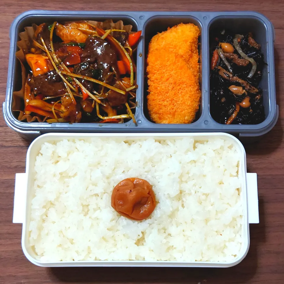 Snapdishの料理写真:今日の手作り弁当は、タッカルビ風鶏炒め弁当。

献立は、
・ごはんはだて正夢、梅干し
・タッカルビ風鶏炒め
・エビ寄せフライ
・ひじき煮|Mars＠釜飯作り研究中さん