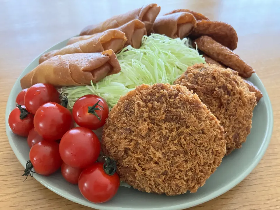 Snapdishの料理写真:＊千切りキャベツと揚げ物祭り＊|＊抹茶＊さん