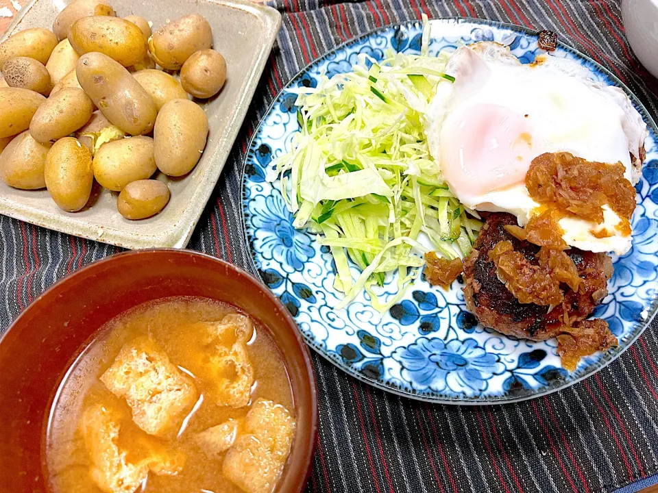 自家栽培玉ねぎソースでハンバーグ、蒸しメークイン🥔、味噌汁|1614さん