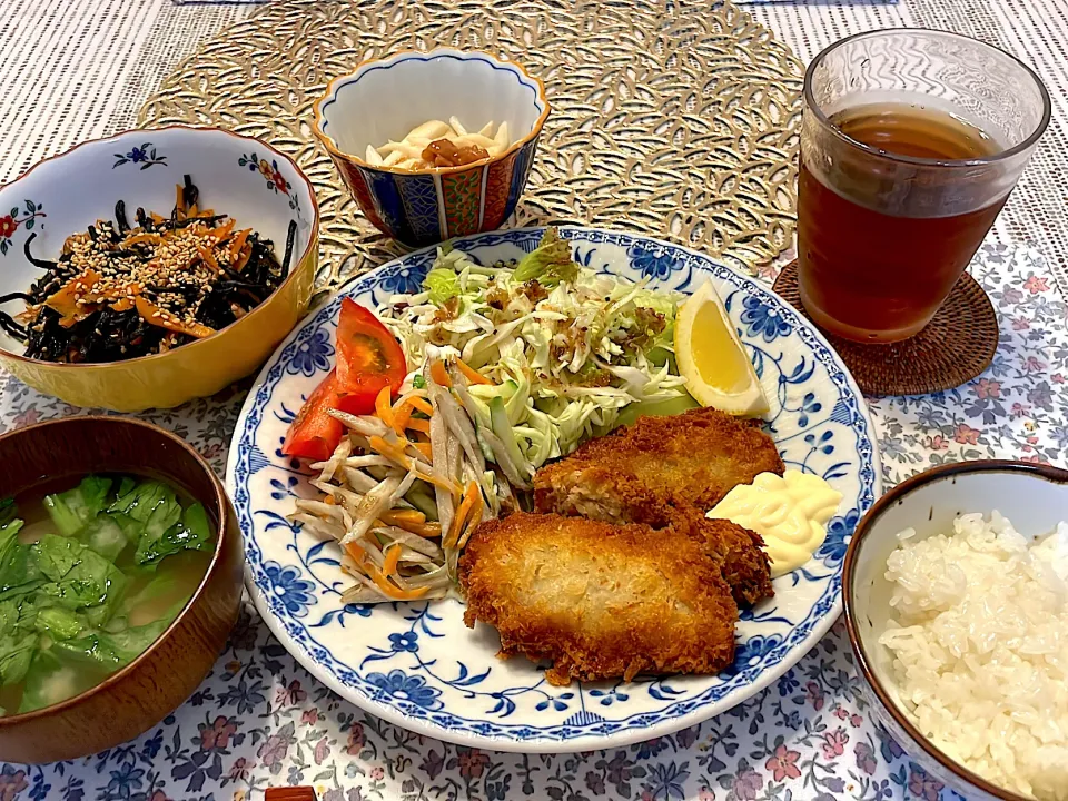 鯵フライ（揚げるだけの市販品）　長芋の梅ポン酢和え　ヒジキ煮物　ゴボウサラダ　黒キクラゲと小松菜のお味噌汁|blue_bird07さん