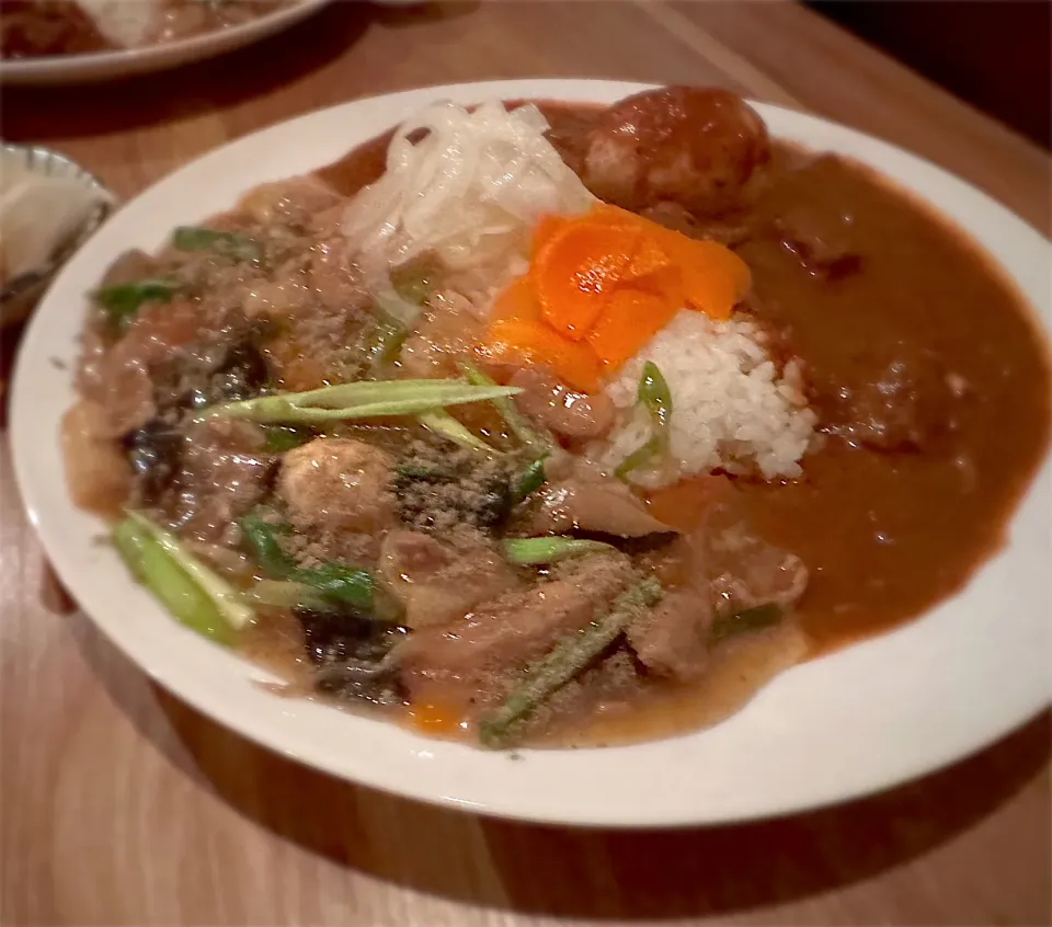 中華丼(コショー味)と大辛チキンのあいがけ🇨🇳🔥🌶️🍛味玉トッピング🥚ピクルスマシマシ🥒|buhizouさん