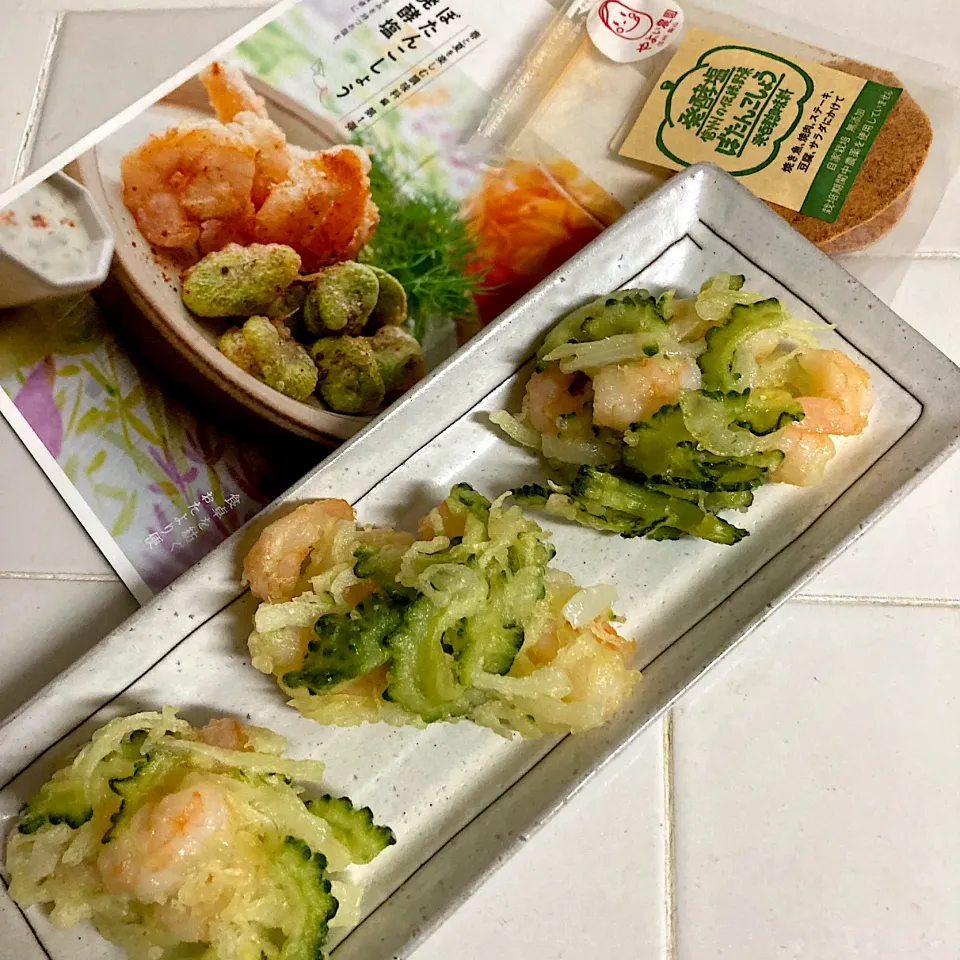 Snapdishの料理写真:ゴーヤと海老と玉ねぎのかき揚げ「ぼたんこしょう」で！|Emiさん