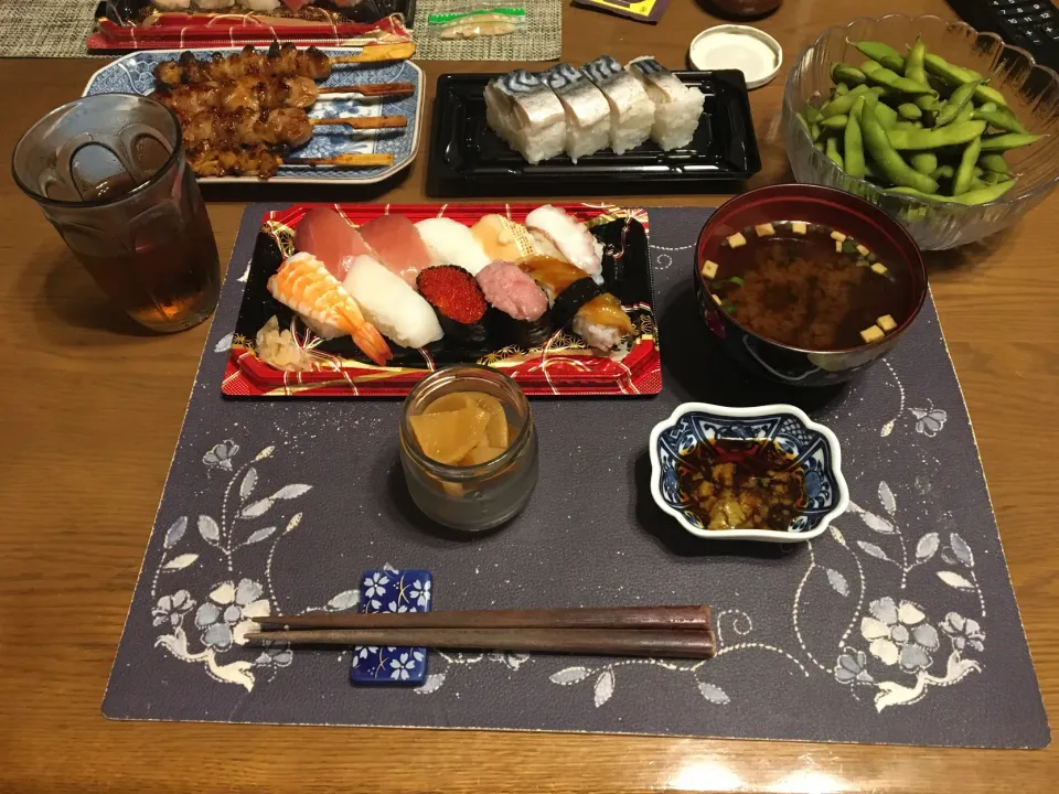 お寿司、鯖押し寿司、網焼きしたお惣菜の串物(鶏モモ肉串、鶏皮串)、沢庵、味噌汁、麦茶(夕飯)|enarinさん