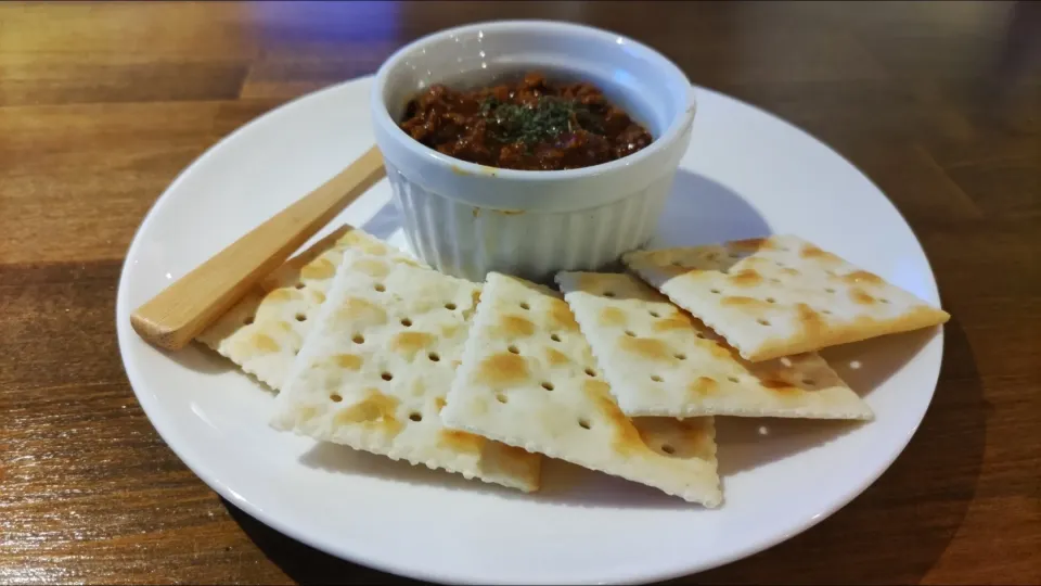 タコライスで食べようとしましたがタコソースをクラッカーに乗せて食べるのがいい感じのつまみです|kamekameさん