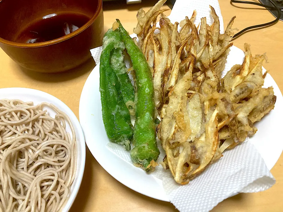 在宅勤務中のランチ(蕎麦と天麩羅)|おおもりの星さん