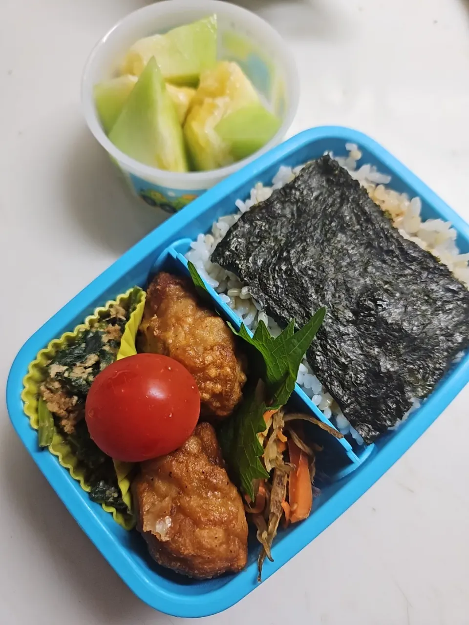 ☆小４弁当☆もち麦入り海苔ごはん、唐揚げ、金平牛蒡、ほうれん草ゴマ和え、ミニトマト、メロン|ｼｮｺﾗさん