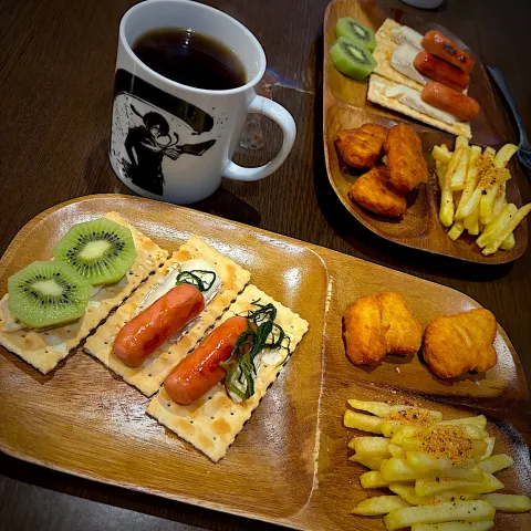 「おかひじき」を使ってみたSnapdishの料理・レシピ写真:チキンナゲット　フレンチフライ　焼きソーセージ　ブリーチーズ　ソルトクラッカー　キウイ　ミルクジャム　コーヒー