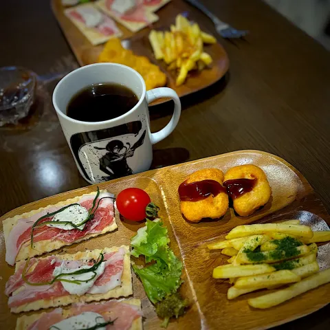 「おかひじき」を使ってみたSnapdishの料理・レシピ写真:チキンナゲット　フレンチフライ　生ハム　クリームチーズ　ソルトクラッカー　ミニトマト　コーヒー