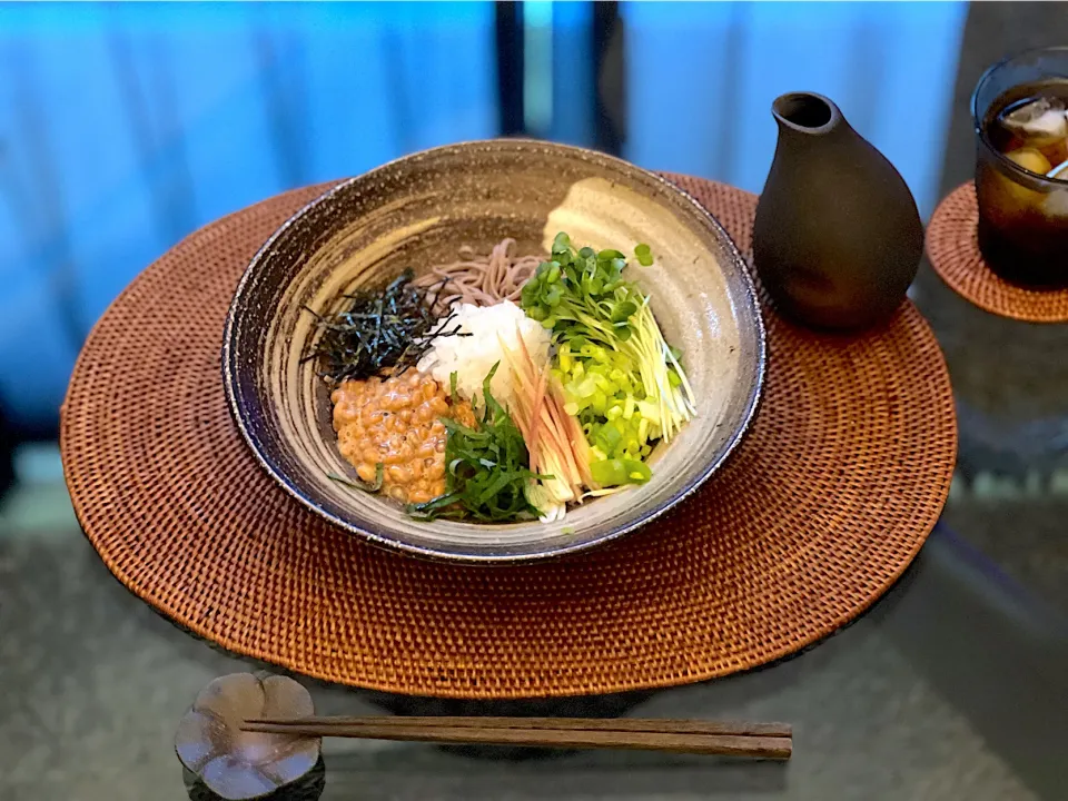 休日の朝ごはんは、薬味たっぷり納豆おろし蕎麦✨|yokoさん