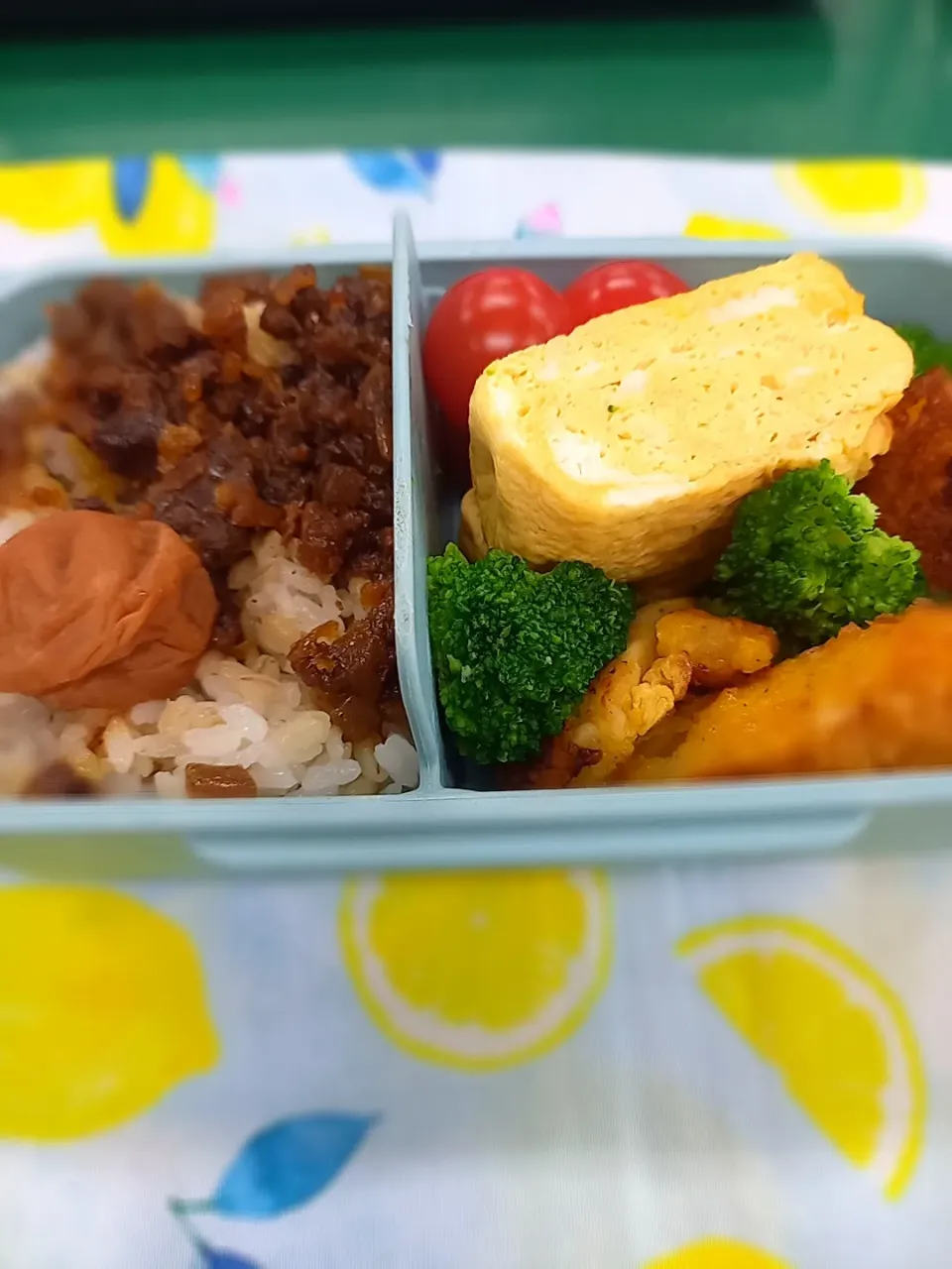 Snapdishの料理写真:朝15分の作り置き弁当。ピカタと牛しぐれ煮と卵焼き。自分でいうのもなんですが、過去一番綺麗に卵が巻けて満足！|ぶんぶくさん