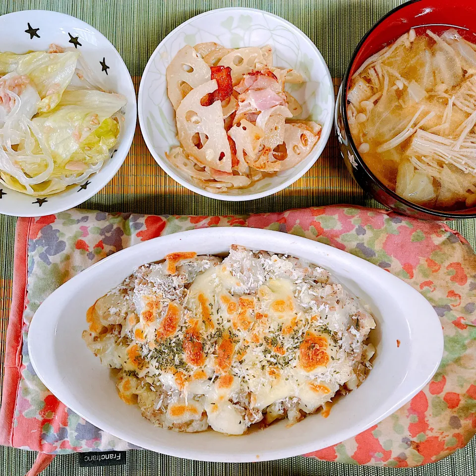 焼きチーズコロッケ♡キャベツとらえのきの中華スープ♡レタスとツナの春雨サラダ♡れんこんとベーコンのマヨポン炒め♡|まゆかさん