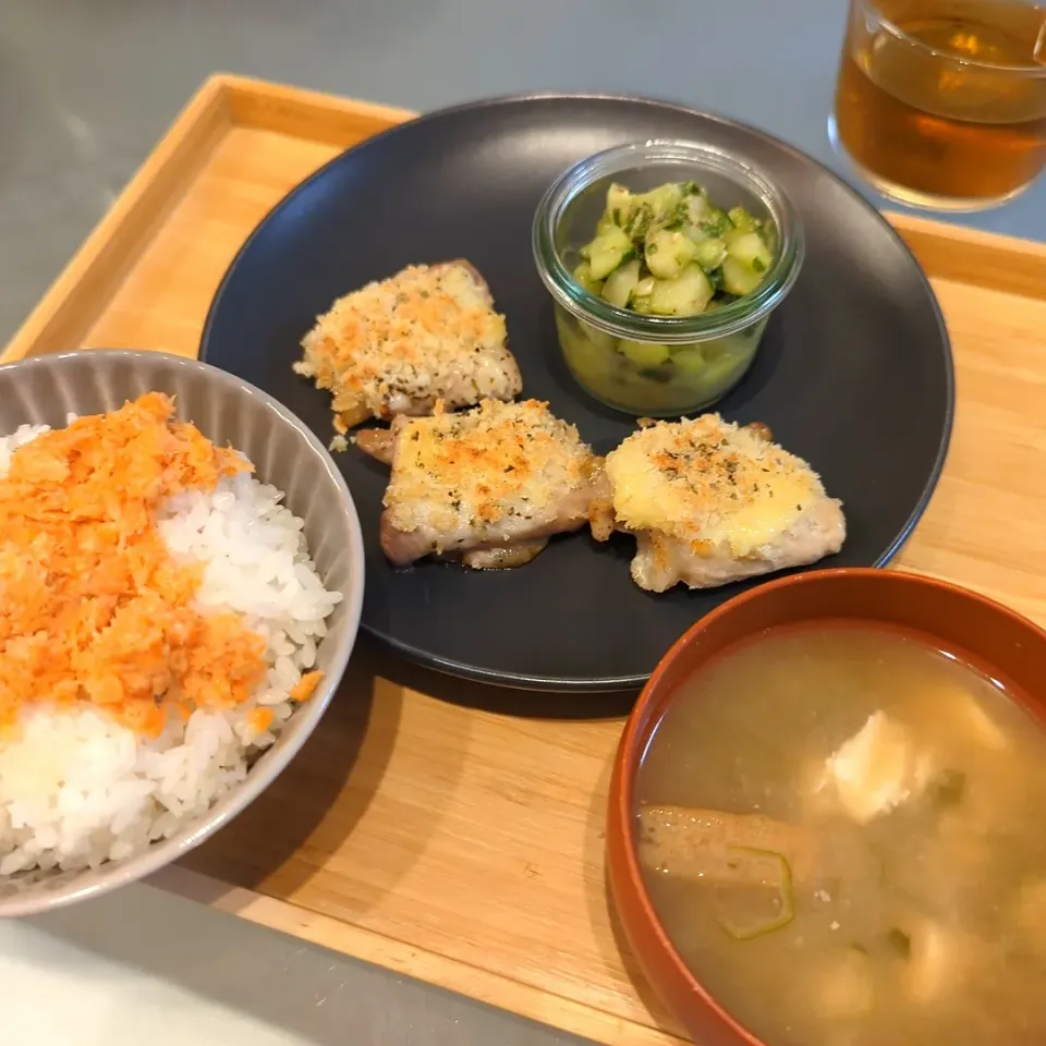 手作り鮭フレークごはん
オクラのねばねばお味噌汁
豚肉玉ねぎ麹巻き
きゅうりの山形だし風|asryh♡さん