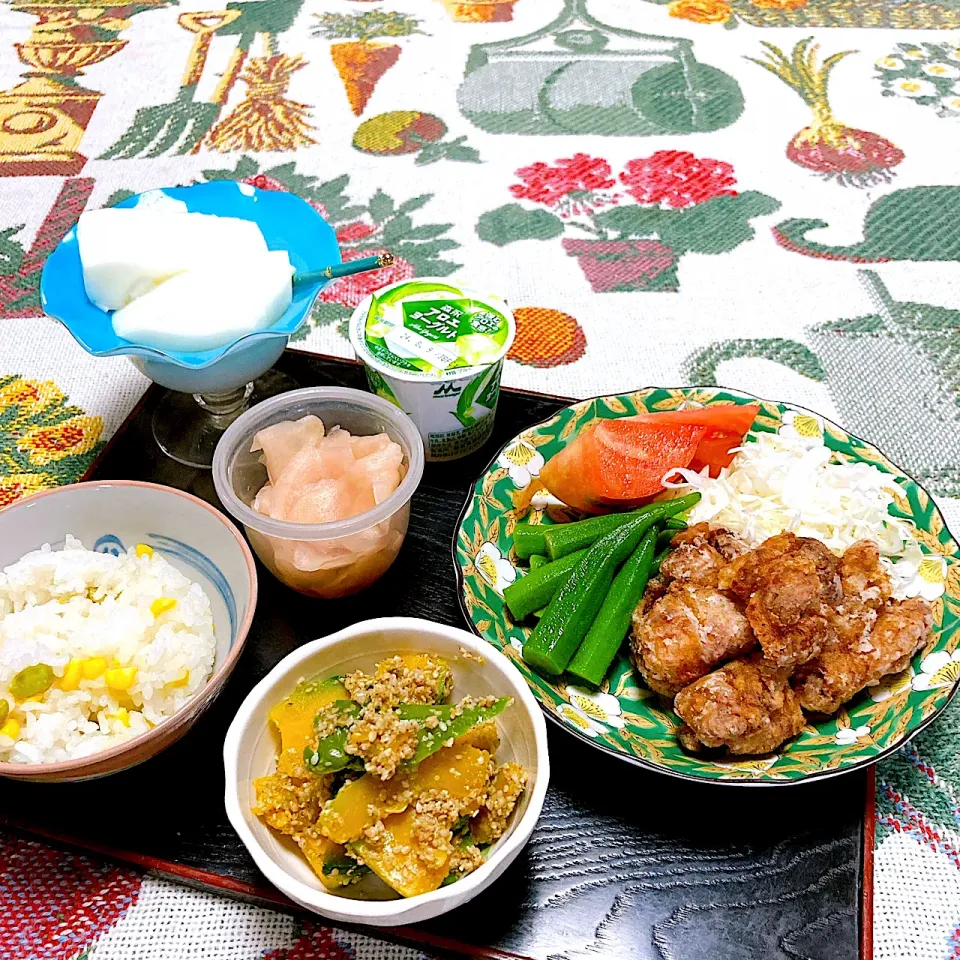 Snapdishの料理写真:grandmaの晩ごはん☆ 今夜は久しぶりの唐揚げ
デザートにはお持たせの牛乳プリン
頂きます|kaoriさん