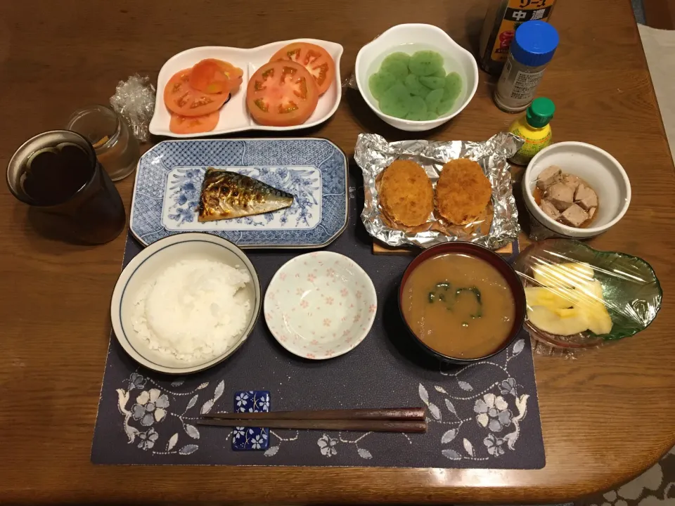 ご飯、焼き塩鯖、コロッケ、トマト、刺身こんにゃく、沢庵、鮪ソテー、味噌汁、麦茶、りんご(夕飯)|enarinさん