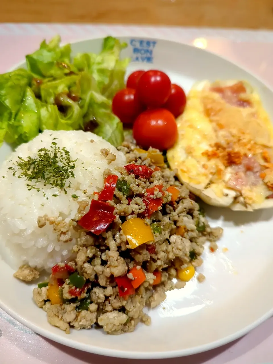 今日のワンプレート🍽
彩りガパオライスと白ナスのベーコンチーズ焼き🍆😋|みぽりん♪さん