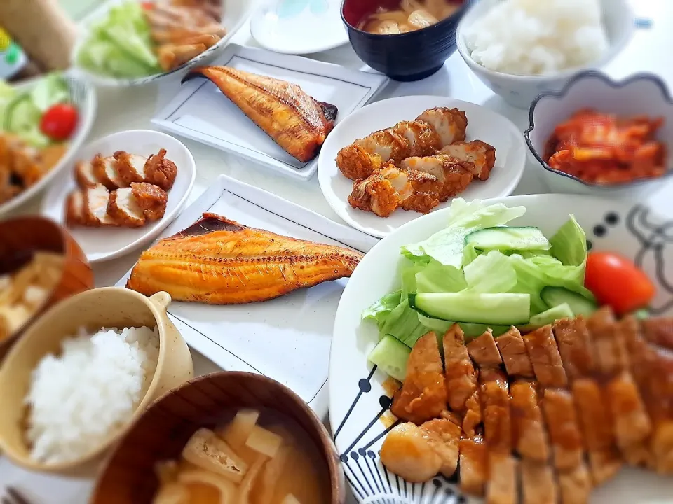 夕食(*ˊ˘ˋ*)
トンテキみそ炒め&サラダ🥗
ホッケみりん焼き
お好み揚げ
キムチ
おみそ汁(豆腐、油揚げ)|プリン☆さん