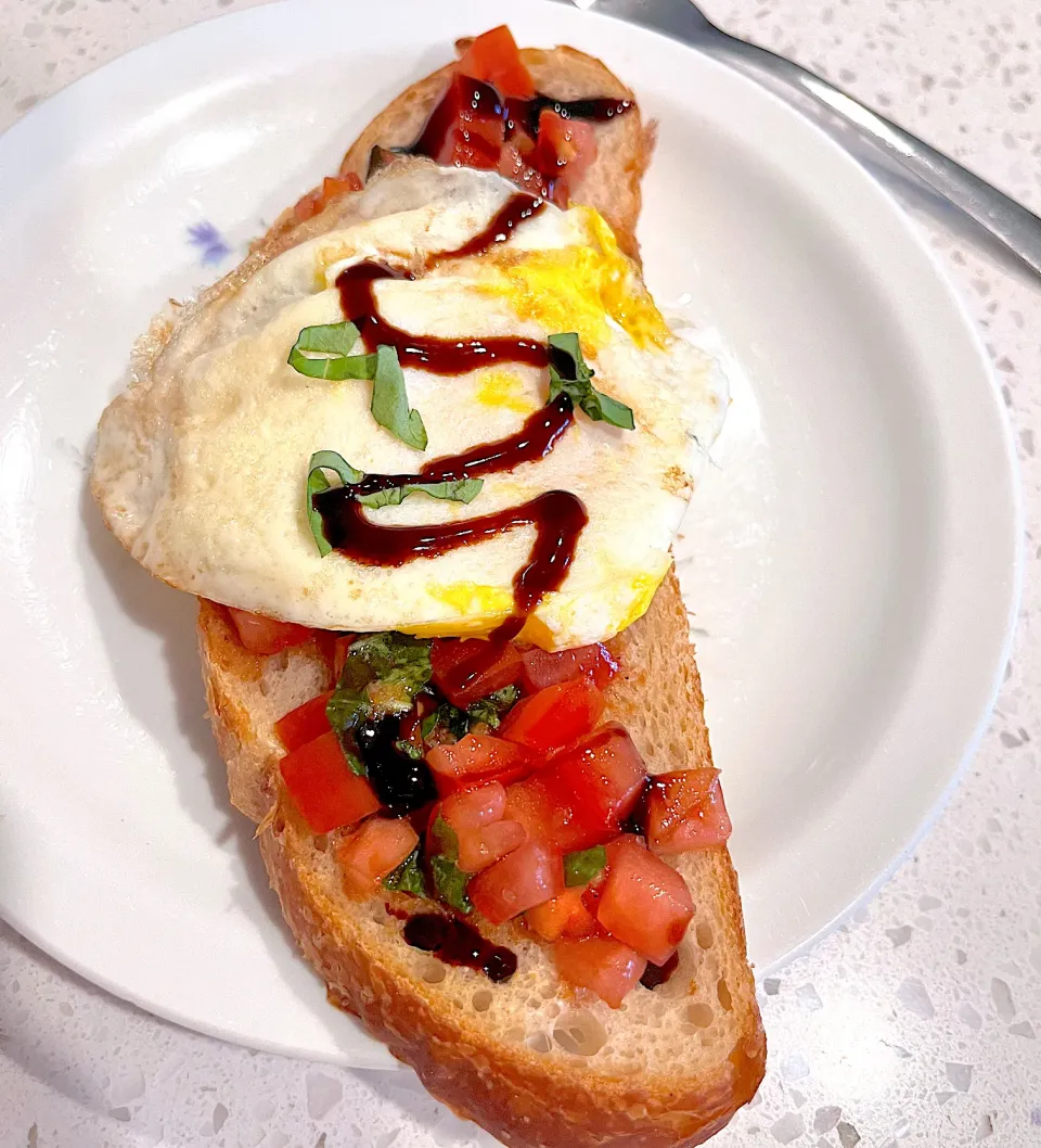 Sourdough toast topped with bruschetta & egg balsamic glazed|🌺IAnneさん