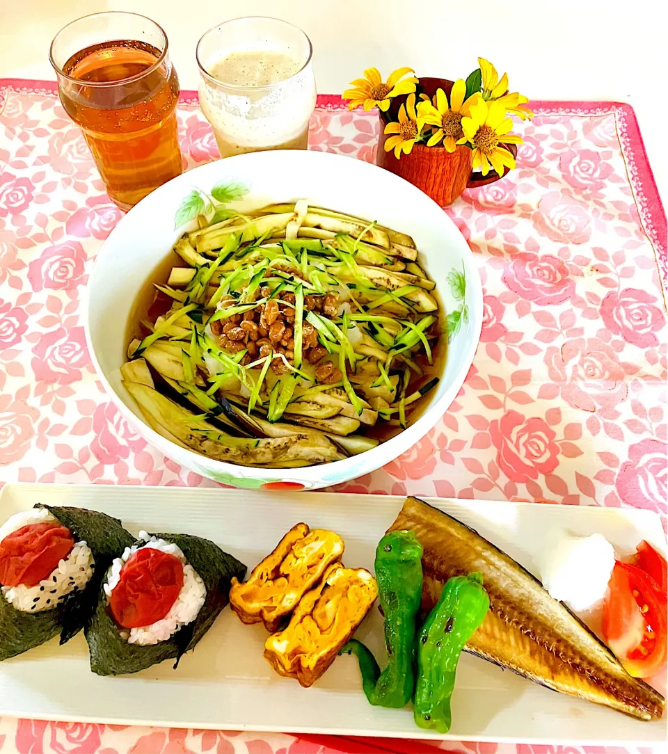 和食^ - ^おにぎり、卵焼き、𩸽蒸し焼き、おろし納豆茄子ソーメン🍆ヘルシー笑笑|HAMI69さん