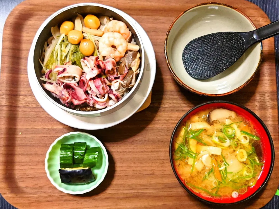 今日の朝ごはん（イカ五目釜飯に野菜と油揚げのみそ汁、きゅうりとなすの漬物）|Mars＠釜飯作り研究中さん