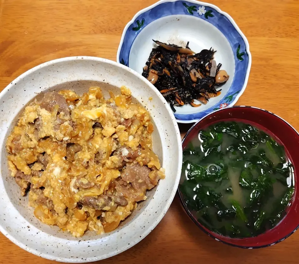 Snapdishの料理写真:2024  0727　他人丼　ひじきの煮物　ほうれん草とわかめのお味噌汁|いもこ。さん