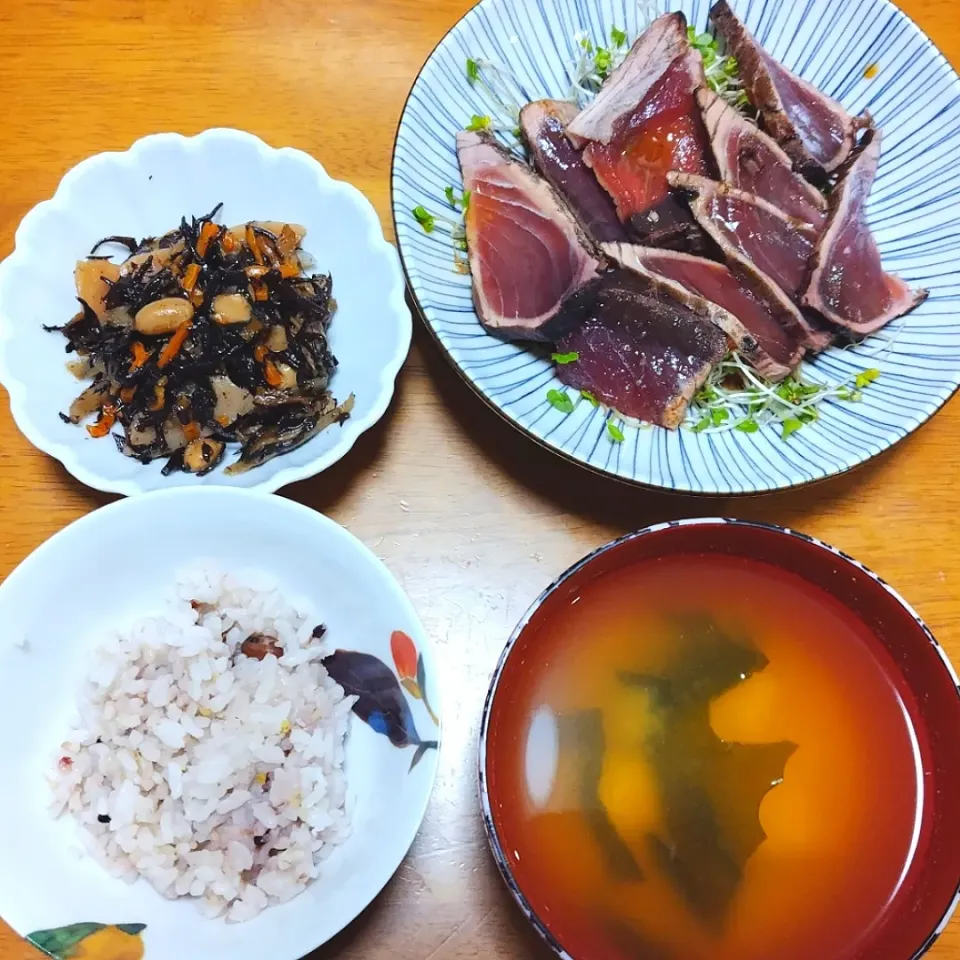 2024 0725　カツオのたたき　ひじきの煮物　豆腐とわかめのお味噌汁|いもこ。さん