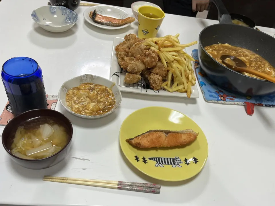 Snapdishの料理写真:晩御飯☆麻婆豆腐☆ポテチキ（塩唐揚げ・フライドポテト）☆鮭のソテー（岩塩・オリーブオイル）☆みそ汁（白菜・大根）|Saharaさん