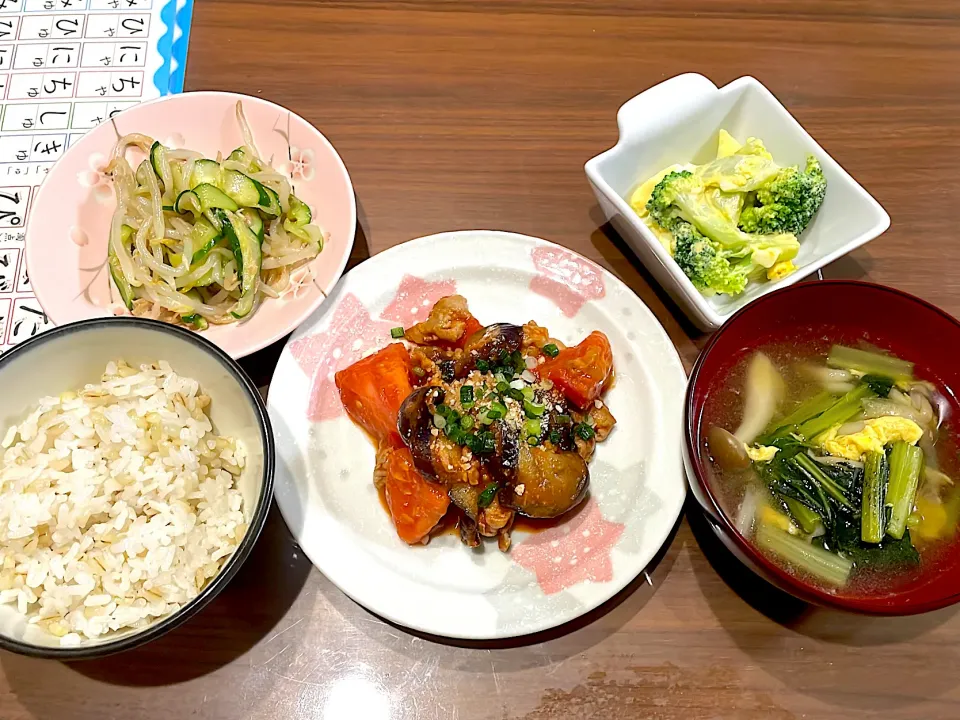 豚バラ茄子のトマ味噌炒め　小松菜としめじの中華スープ　ブロッコリーの卵サラダもやしときゅうりのツナナムル|おさむん17さん