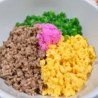 Snapdishの料理写真:三色ご飯|はるさん