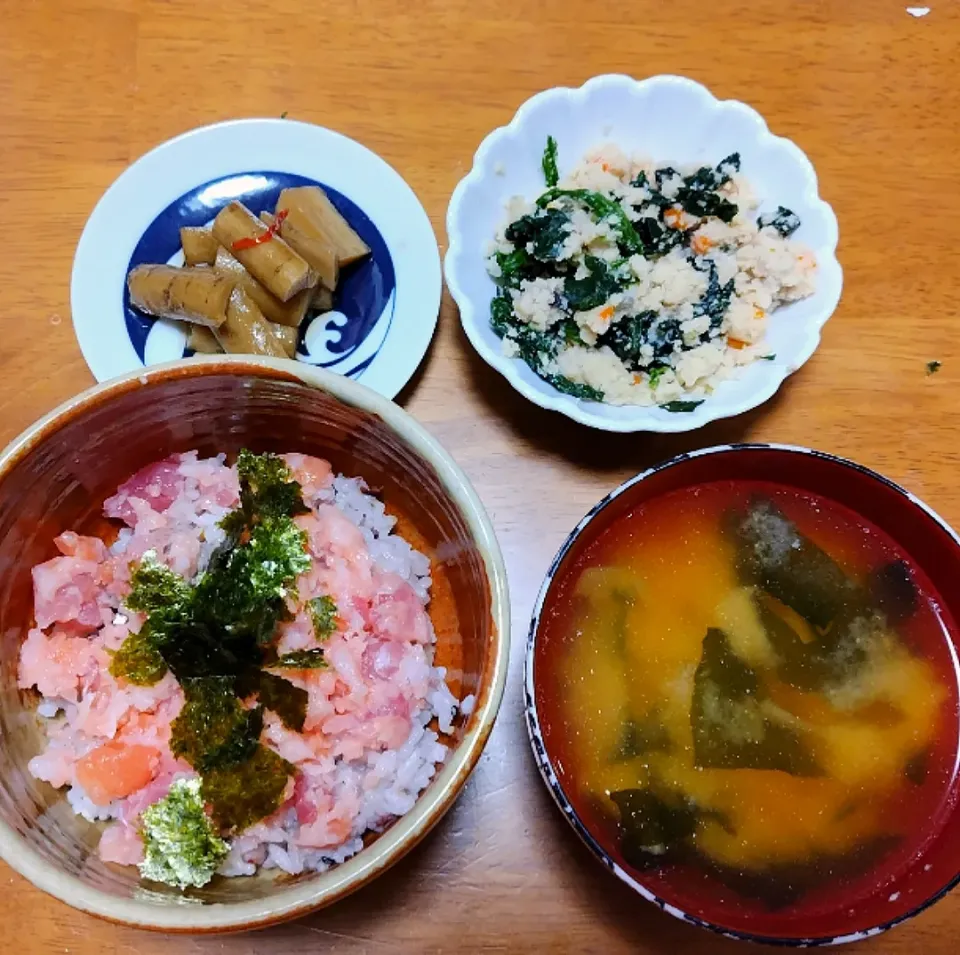 2024  0801　3種の海鮮丼　ほうれん草の卯の花和え　ごぼうの中華風焼きびたし　大根とわかめのお味噌汁|いもこ。さん