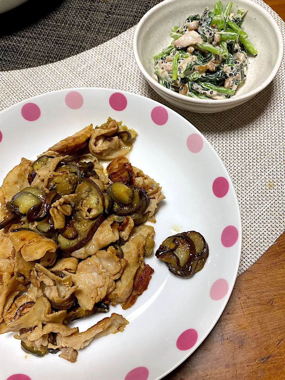 Snapdishの料理写真:豚肉と茄子の炒め物、ほうれん草のツナマヨ納豆和え|kaaaaaさん