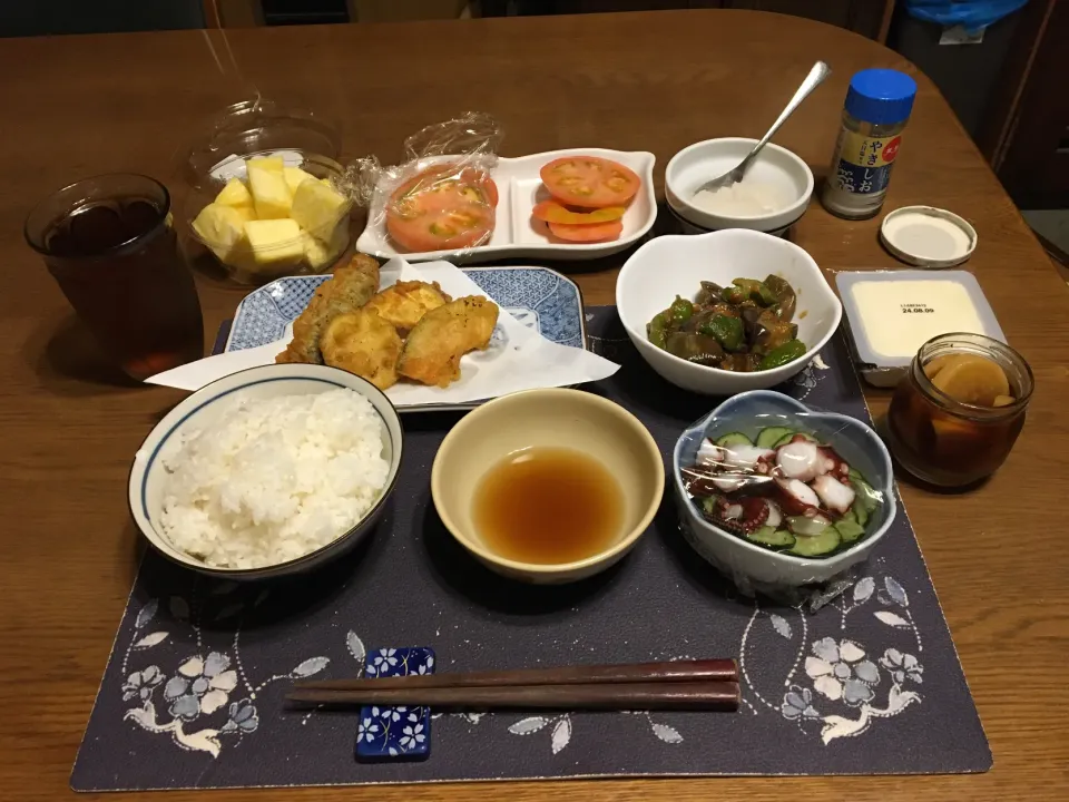 ご飯、天ぷら盛り合わせ、なすみそ炒め、トマト、なめらか絹豆腐、麦茶、パインブロック(夕飯)|enarinさん