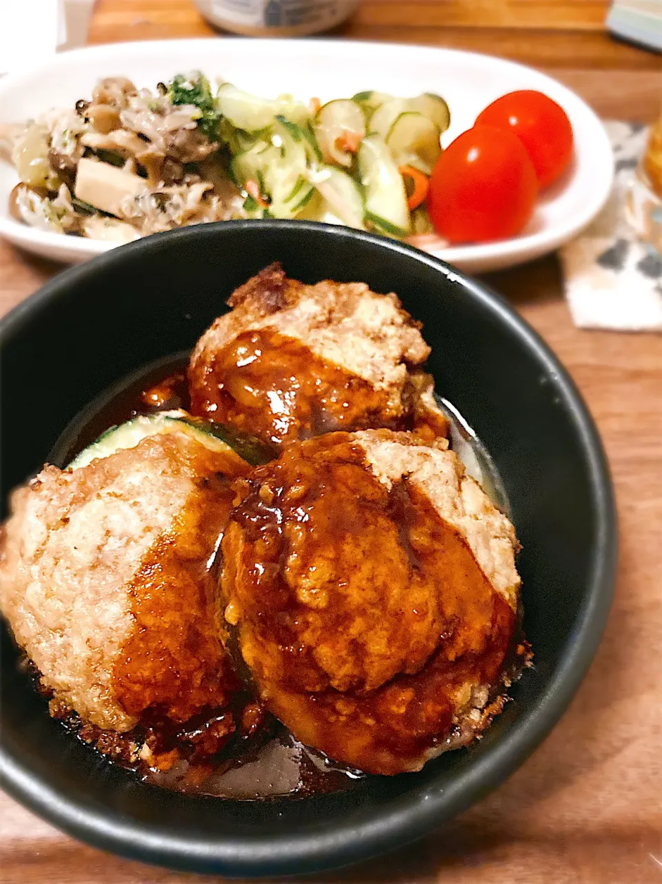 チーズinズッキーニハンバーグ🥒🧀ブロッコリーしらすきのこのペペロンチーノ風🍄🌶きゅうりとカニカマの酢の物🥒ミニトマト🍅|gunlove❤さん