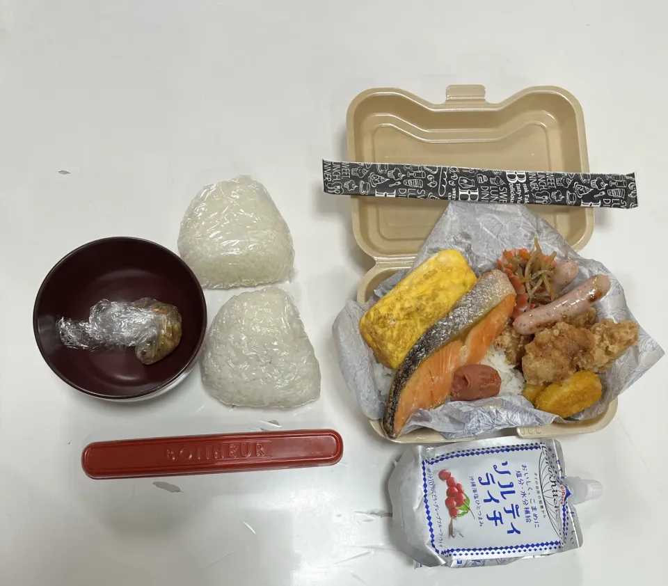 パパ弁と中2男子弁当。☆おにぎり（梅・きんぴら）☆みそ玉。昨日仕事中にパパからLINEでやっぱり２個で。３個は多かった。とLINE。へいへい😅にぃに弁は☆卵焼き☆鮭のソテー☆レモンとパセリのソーセージ☆コキールフライ☆きんぴらごぼう☆塩唐揚げ☆冷凍ソルティライチ|Saharaさん