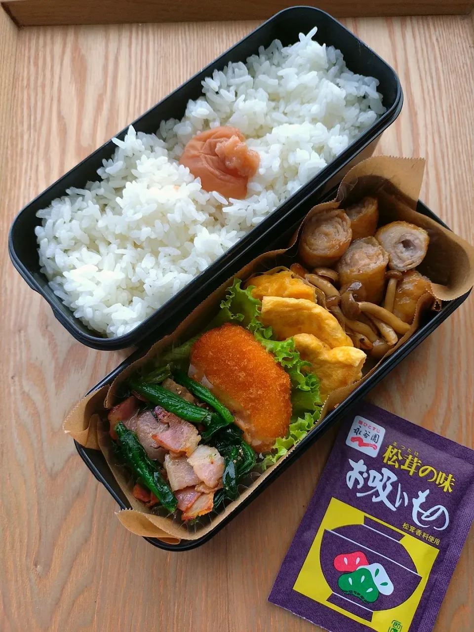 Snapdishの料理写真:夫のお弁当

豚バラの巻き巻き炒め
オムレツ
ほうれん草とベーコンのバター炒め
海老寄せフライ（冷食）|みわさん