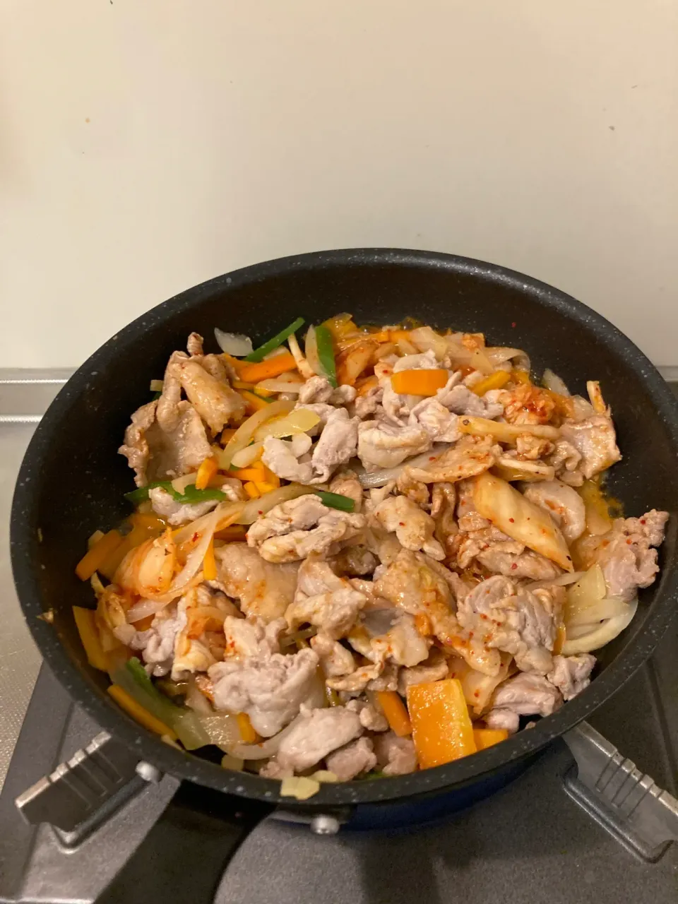 豚キムチ炒め。具材は、玉ねぎ、ピーマン、人参、生姜は隠し味に最高！|super_recipeさん