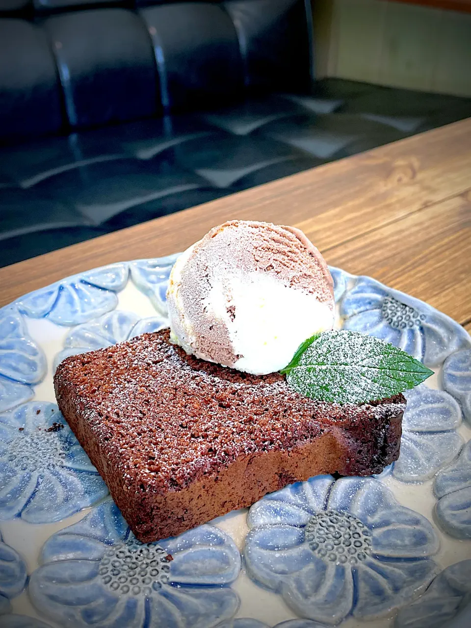 Snapdishの料理写真:チョコケーキ🍨アイスのせ|maSami＊さん